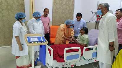 ऋषिकेश एम्स पहुंचे सीएम योगी, अपनी मां व रुद्रप्रयाग हादसे के घायलों का जाना हाल ऋषिकेश एम्स पहुंचे सीएम योगी, अपनी मां व रुद्रप्रयाग हादसे के घायलों का जाना हाल